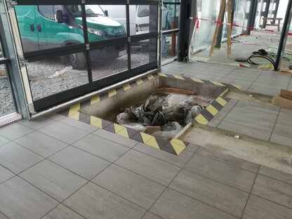 Kompletní dlažby v autoservise